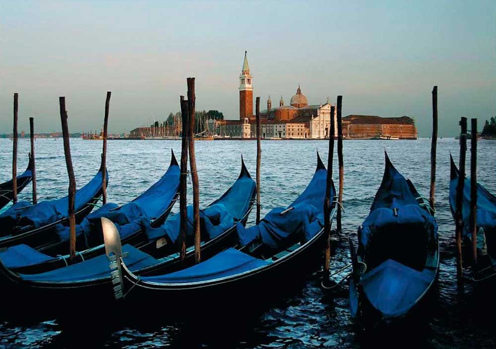 Venedik Akşamında Kıyıdaki Gondollar