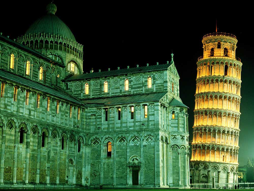 Pisa Kulesi Gece Işıklandırması ile